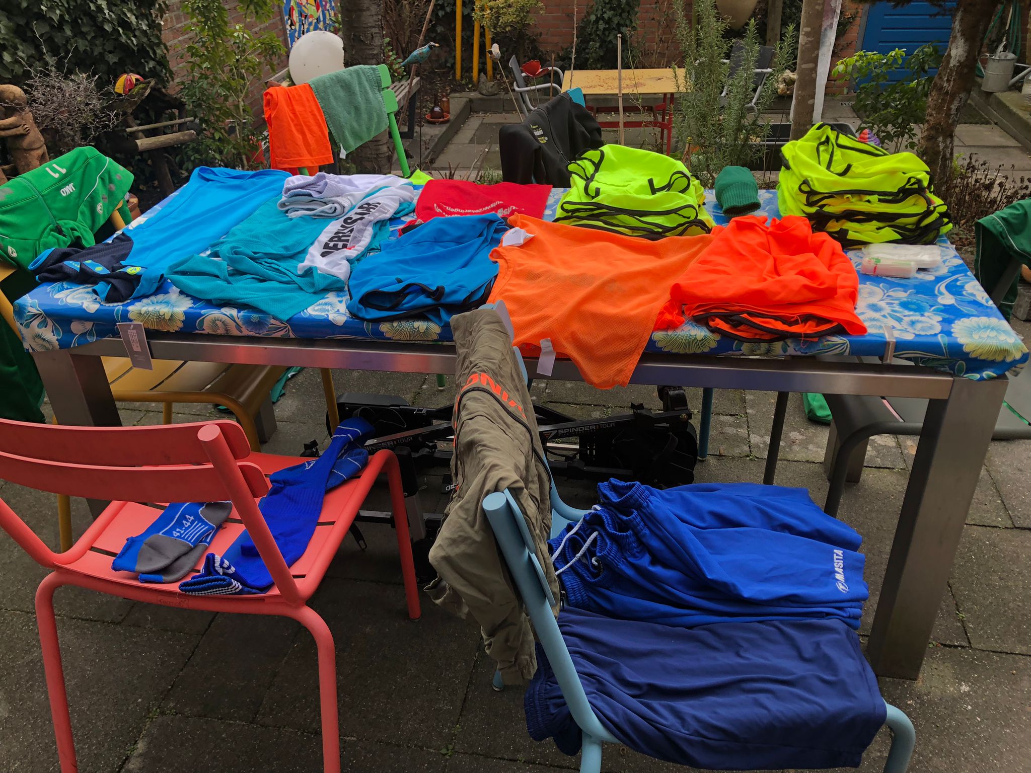 Donatie sportkleding Minor aan AZC Spaubeek